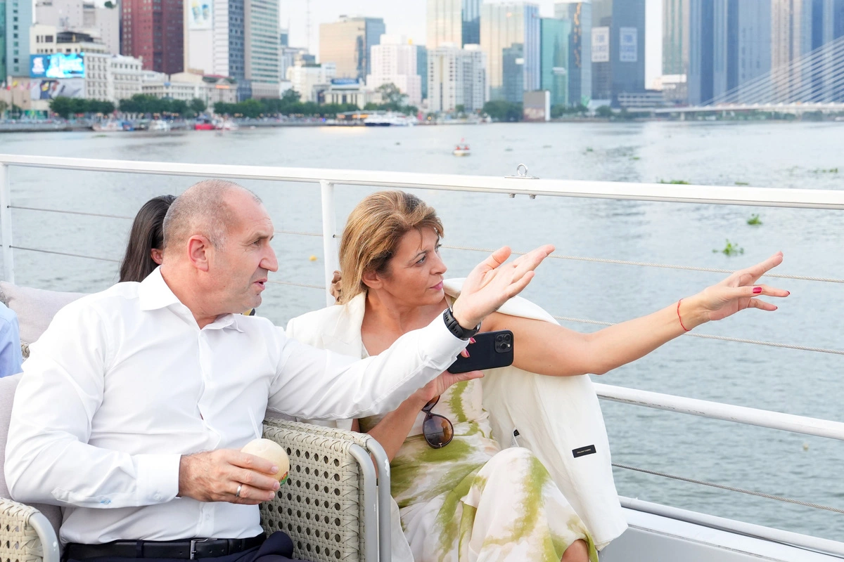 Bulgarian President and First Lady stroll on Saigon River