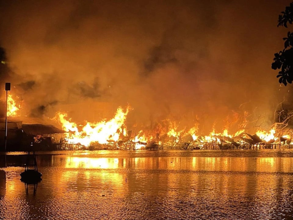 The fire broke out, burning down a series of houses along Tau Hu canal, District 8, Ho Chi Minh City. Photo: Tieu Thuy