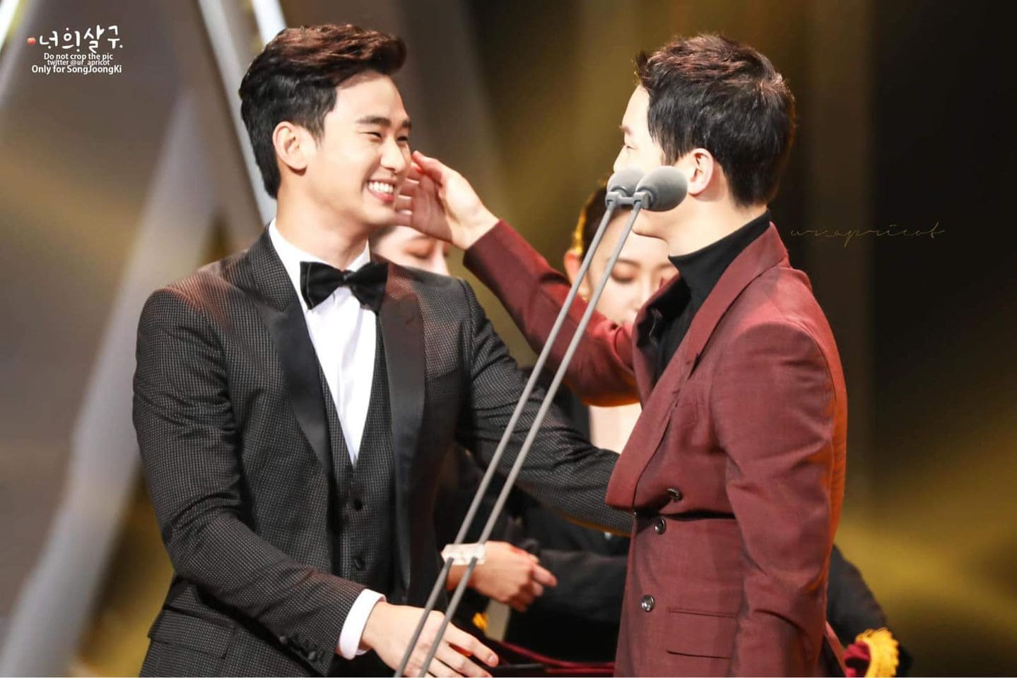Song Joong Ki a caressé la joue de Kim Soo Hyun lorsqu'il a reçu le trophée de son cadet lors de la cérémonie de remise des prix. Photo : X