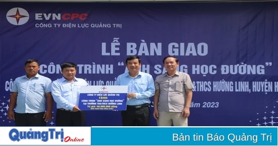 Handing over the project "School Light" at Huong Linh Primary and Secondary School