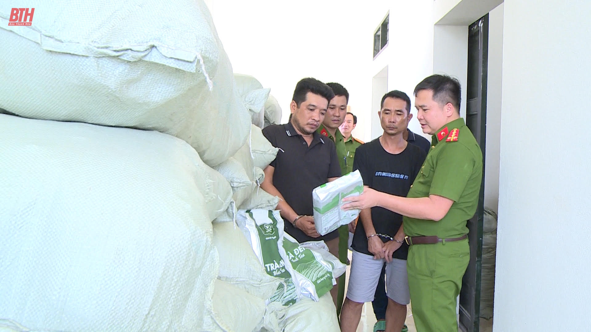 Le ministère de la Sécurité publique a envoyé une lettre de félicitations à la police provinciale de Thanh Hoa pour ses réalisations dans le démantèlement d'un réseau de production et de commerce de produits contrefaits à grande échelle.