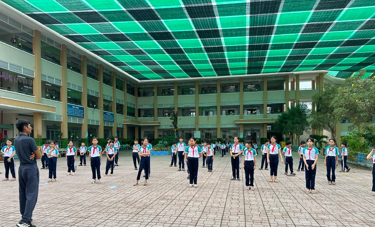 Thầy cô góp tiền làm mái che cho học sinh- Ảnh 2.