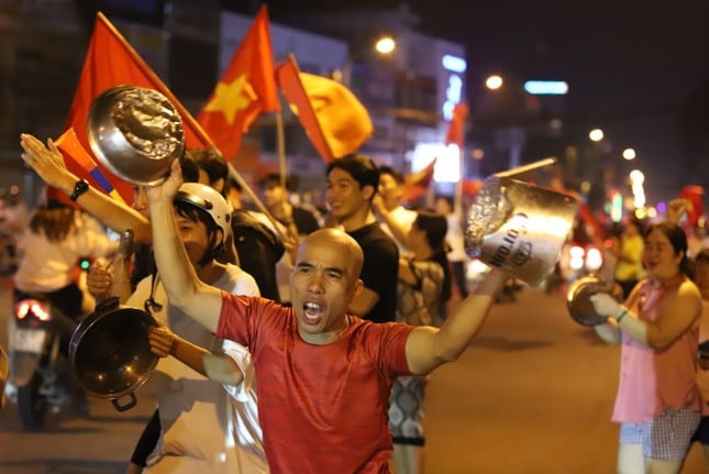 ホーチミン市のファンが「超暑い」夜通し祝う様々な方法（写真12）