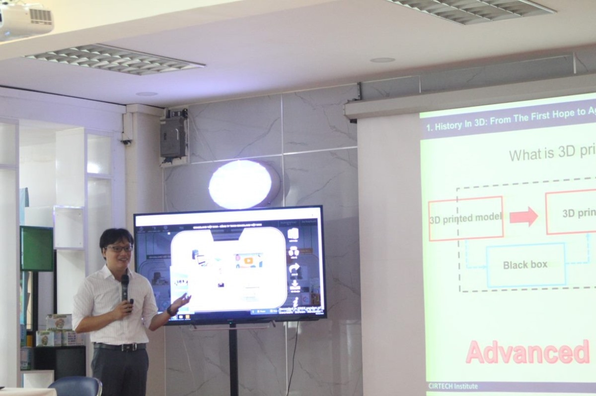 Mr. Nguyen Quang Thanh shares about the application of artificial intelligence (AI) in 3D printing for medical purposes. Photo: Nhat Linh/CESTI.