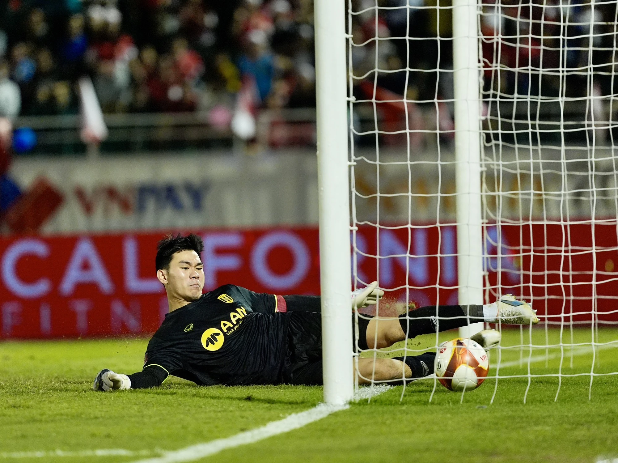 Hậu vệ khách đốt lưới nhà, CLB TP.HCM tạm biệt cơn khủng hoảng, lọt tốp 4 V-League- Ảnh 3.