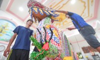 Vea la mascota del dragón de caramelo en el festival vegetariano.
