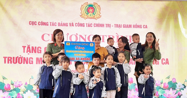 Don d'ao dai et de vêtements chauds aux enseignants et aux élèves de l'école maternelle de la prison de Hong Ca