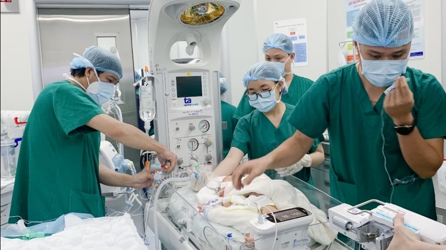 Tam Anh Hospital rescues 4-day-old baby with rare congenital defect, picture 2