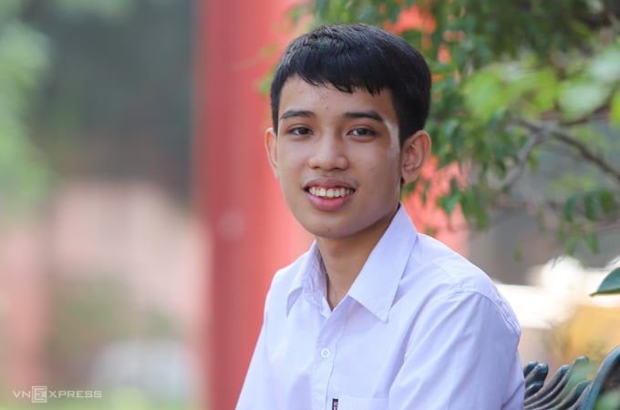 Male student won first prize in Math and Physics of Nghe An