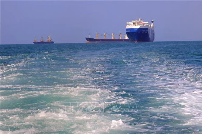 Un buque de carga (derecha) fue capturado por fuerzas hutíes cuando se dirigía al puerto de la provincia de Hodeida (Yemen), frente al Mar Rojo, el 22 de noviembre de 2023. Foto: AFP/VNA