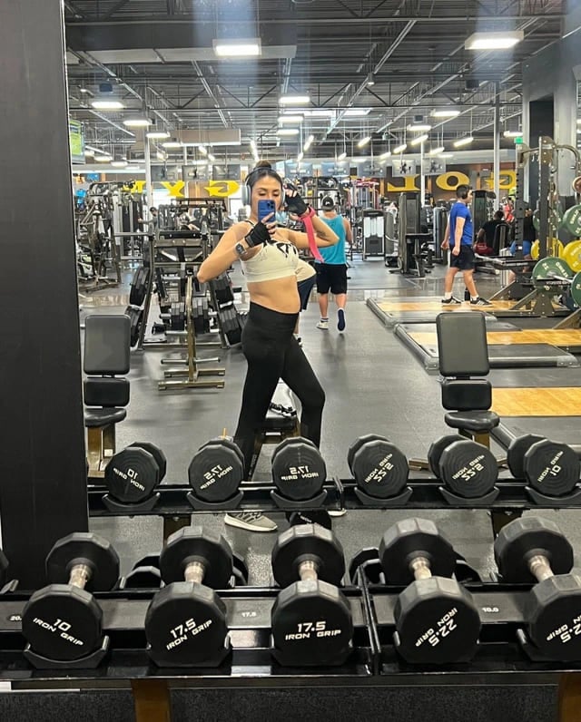 Vo Hoang Yen exercises to stay healthy during pregnancy. Photo: Facebook character