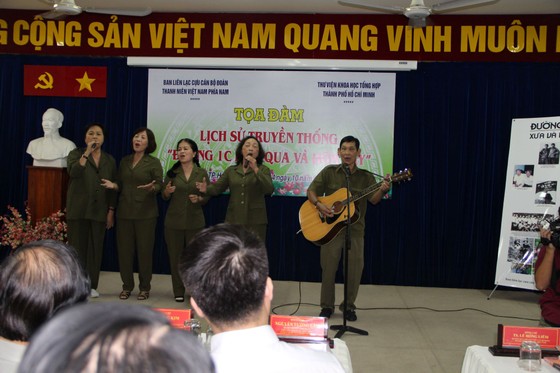 Cựu Thanh niên xung phong TPHCM biểu diễn văn nghệ tại tọa đàm ảnh 2