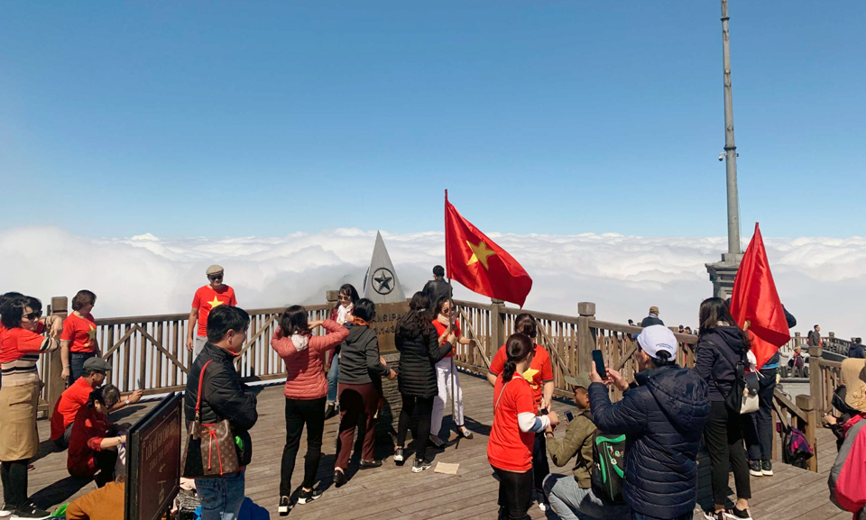 Los turistas visitan el pico Fansipan (Lao Cai) antes de que la tormenta número 3 toque tierra. Foto: Hoai Nam