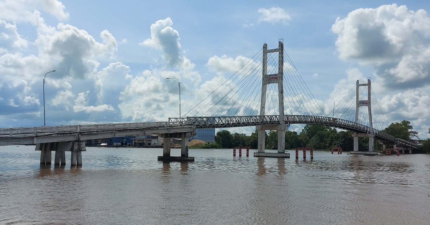 Conductor conduce camión de 31 toneladas sobre puente de 3,5 toneladas, causando daños estimados en 5 mil millones de dongs