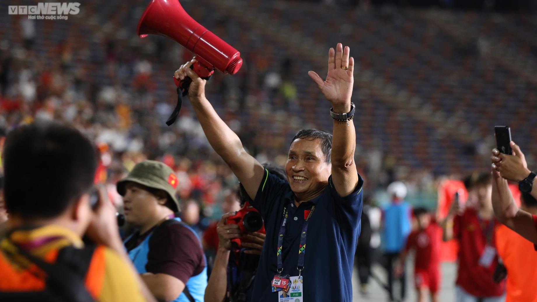 Coach Mai Duc Chung holds a loudspeaker to thank, Huynh Nhu and Thanh Nha wear conical hats to show off their gold medals - 5