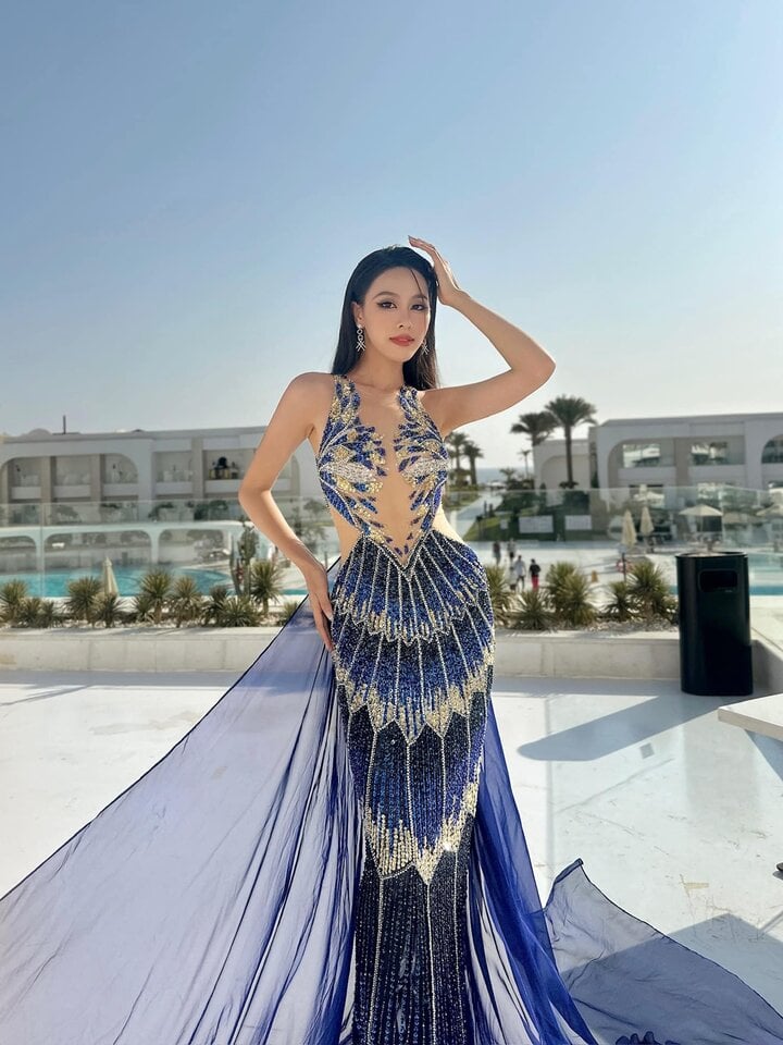 During her days in Egypt, runner-up Ngoc Hang always wore outstanding outfits, suitable for the context, when participating in activities within the framework of the contest.