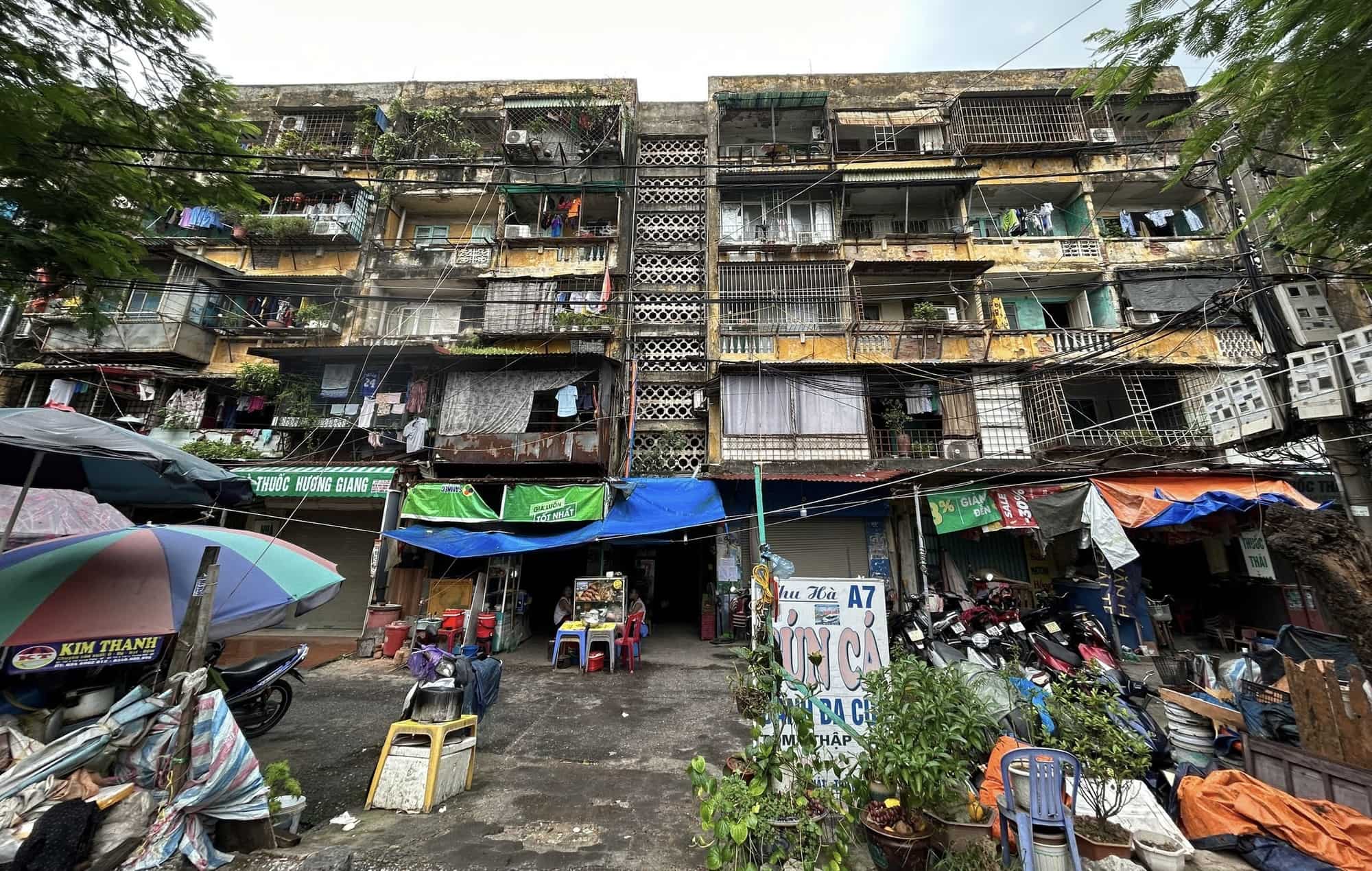 Muchos edificios de apartamentos antiguos se agrietaron e inclinaron después de la tormenta Yagi