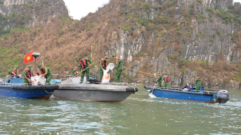 Quang Ninh bemüht sich, Müll in der Ha Long Bucht zu sammeln