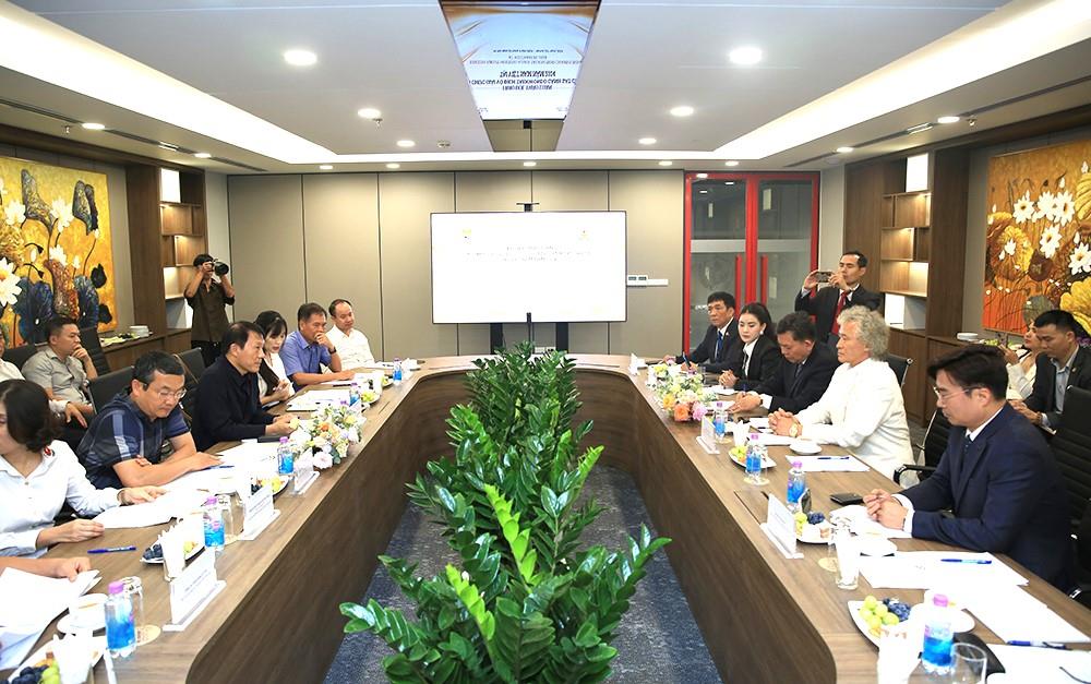 Quang cảnh buổi làm việc.