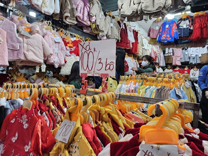 Un stand de vêtements de mode au marché de Nha Xanh (Hanoï) est toujours vide malgré les réductions de l'après-midi du 1er février. Photo : Phuong Dung