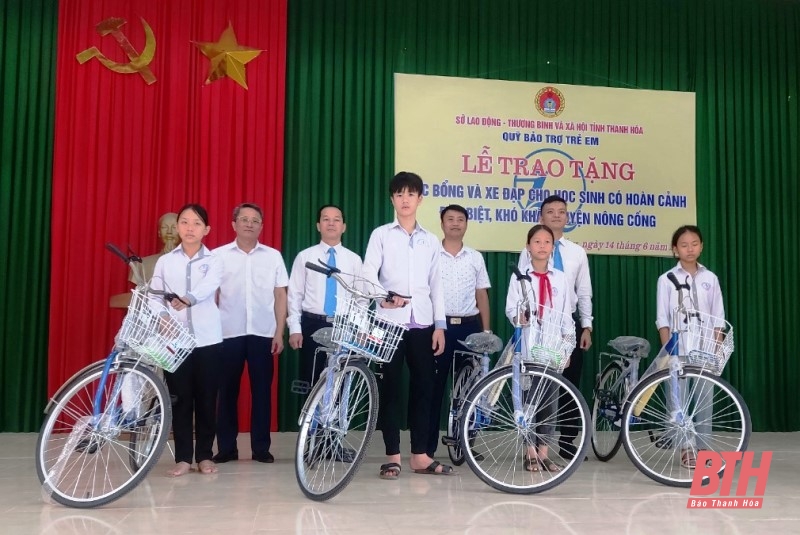 Vergabe von Stipendien und Fahrrädern an Kinder in besonders schwierigen Verhältnissen im Distrikt Nong Cong.