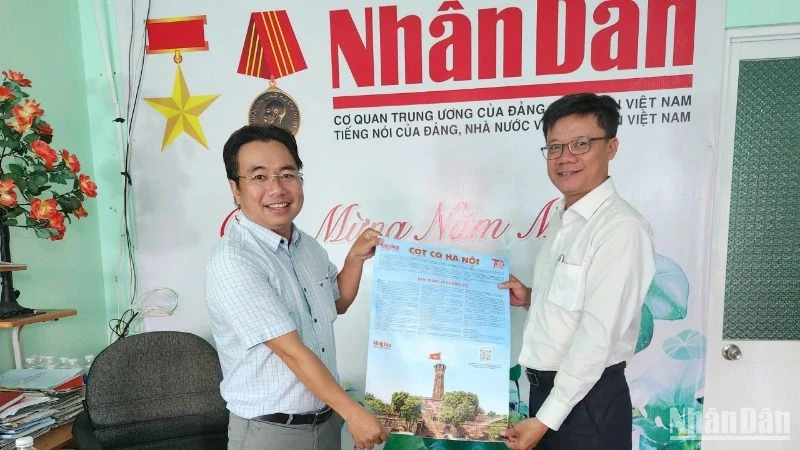 Kien Giang offre aux lecteurs 4 500 exemplaires du supplément du journal Nhan Dan sur la tour du drapeau de Hanoi