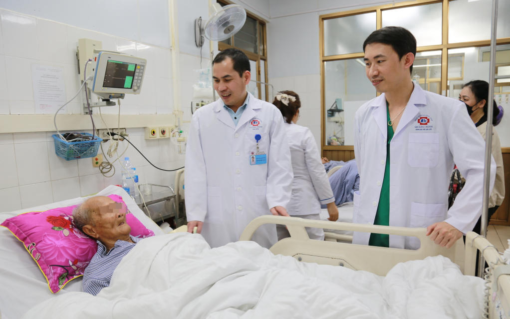 Doctors at the Provincial General Hospital examine a 104-year-old woman with a rare, dangerous obturator hernia. Photo provided by the Provincial General Hospital.