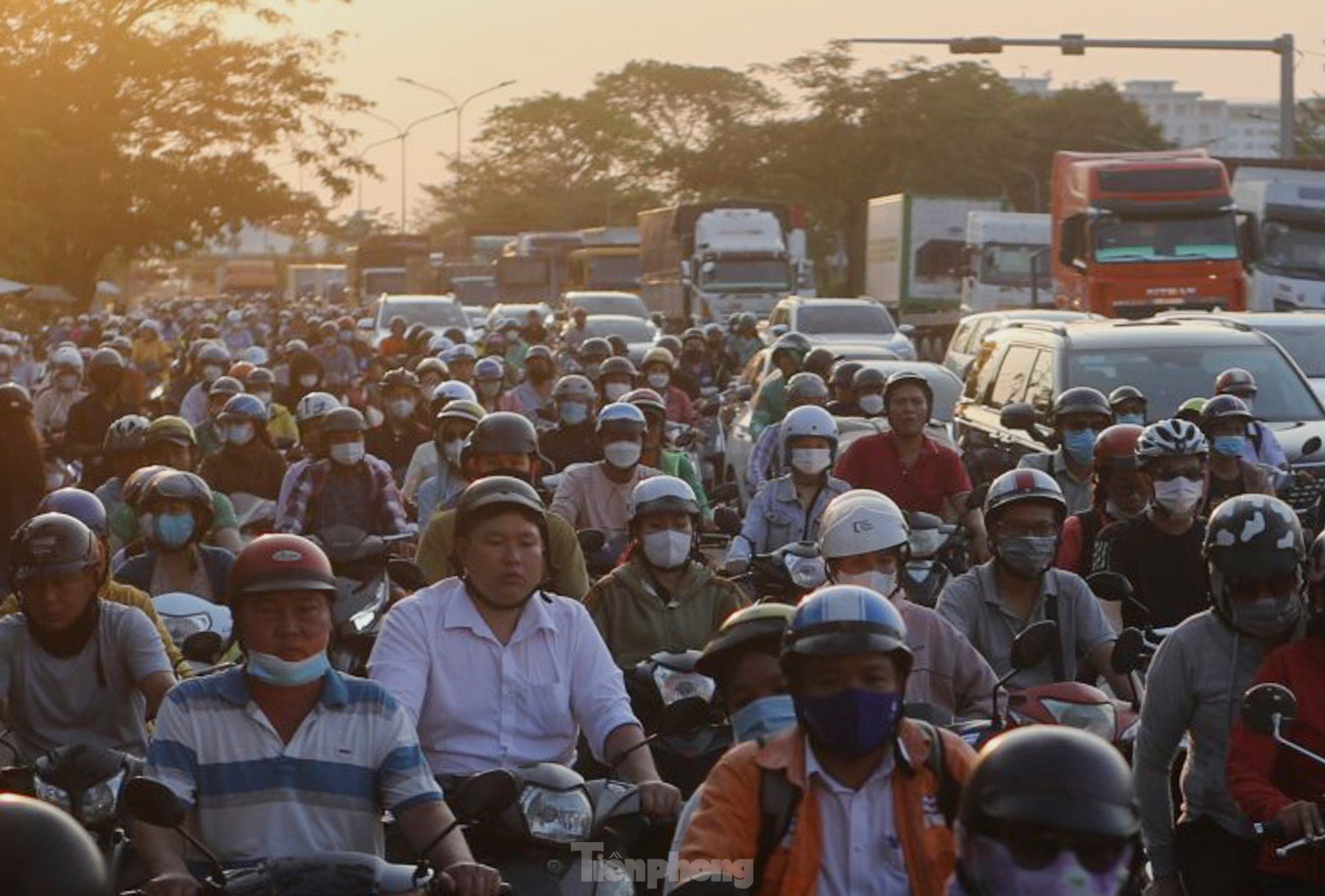 Vật vã đến 'nghẹt thở' khi di chuyển tại 2 nút giao lớn nhất TPHCM ảnh 12