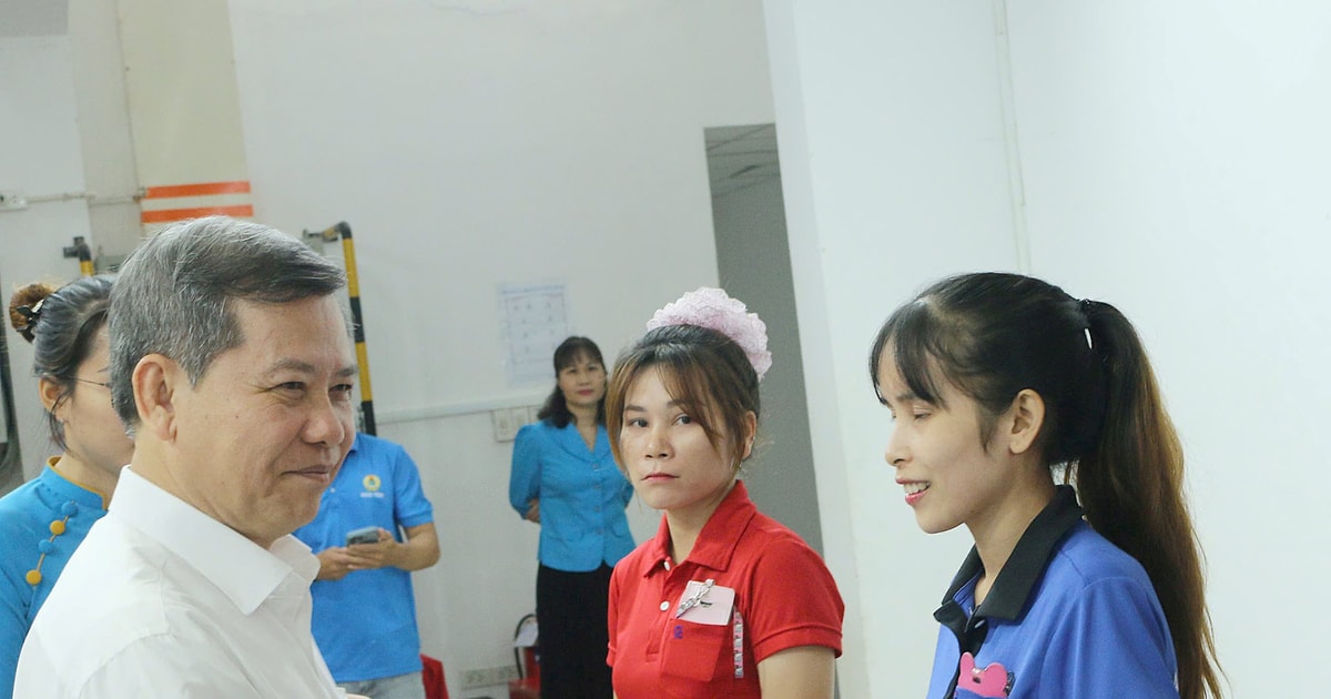 Chief Justice of the Supreme People's Court Le Minh Tri visited and presented Tet gifts to workers in Binh Phuoc province