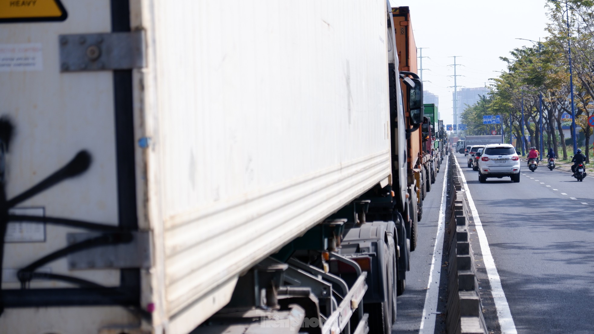 Long queue of trucks 'standing still' on the way to Cat Lai port, HCMC photo 8