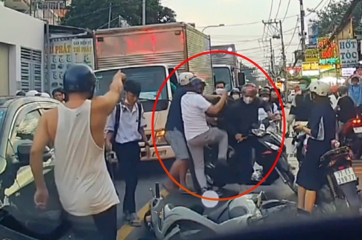 La gente rodeó y detuvo al agresor de un estudiante tras un accidente de tráfico. (Foto: Corte del clip)