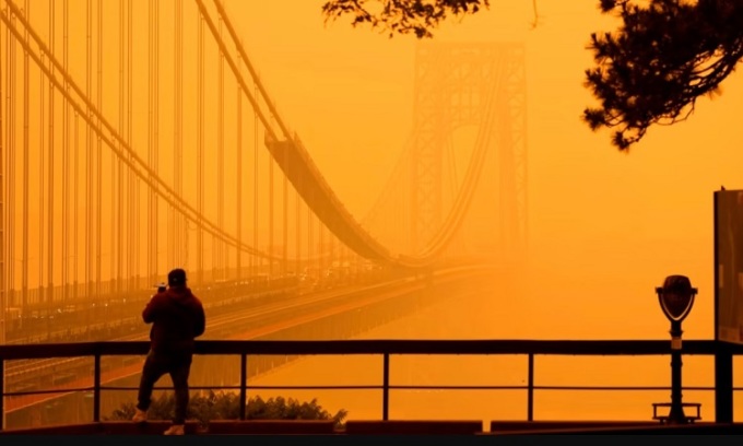 Le pont George Washington à New York est enveloppé de smog. Photo : AP