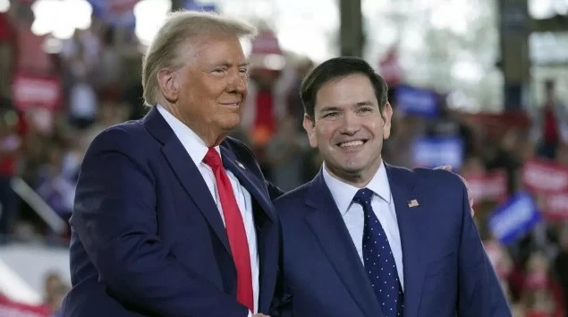 Tổng thống đắc cử Donald Trump chào Thượng nghị sĩ Marco Rubio trong một cuộc vận động tranh cử tại Raleigh, Bắc Carolina, vào ngày 4 tháng 11 năm 2024. © Evan Vucci, AP