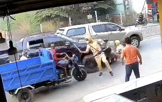 Vụ ô tô nghi chở hàng cấm tông 3 người tử vong ở Long An: Khởi tố vụ án giết người ảnh 1