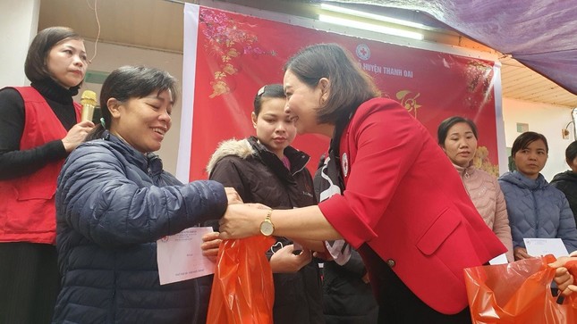 Hanoi gibt über 1.000 Milliarden VND aus, um Begünstigten der Politik anlässlich des Jahres des Drachen Geschenke zu machen. Foto 1