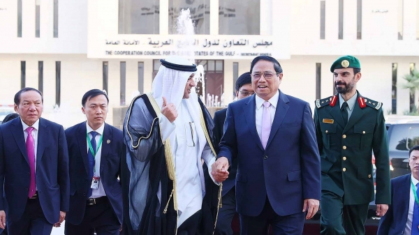 El primer ministro Pham Minh Chinh llega a Hanoi, concluyendo con éxito su viaje de trabajo a Arabia Saudita.