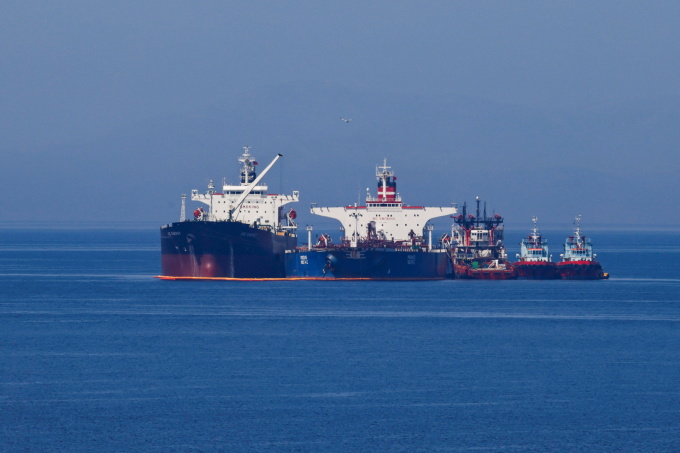 Crude oil is transferred between two oil tankers flying the flags of Iran and Liberia off the coast of Greece. Photo: Reuters