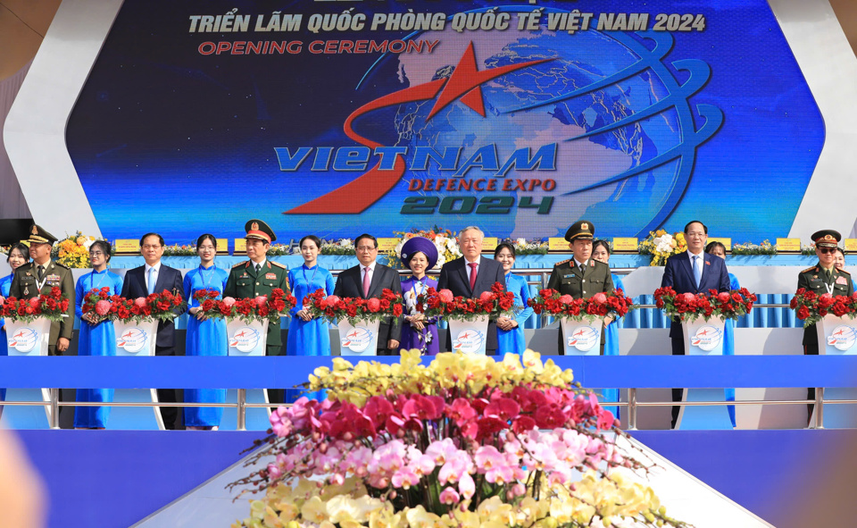 Prime Minister Pham Minh Chinh and delegates opened the exhibition.