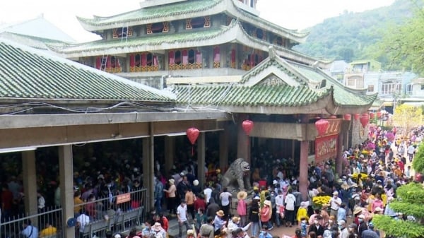 Enregistrez le temple Ba Chua Xu sur la montagne Sam comme une destination touristique spirituelle typique de la région Asie-Pacifique