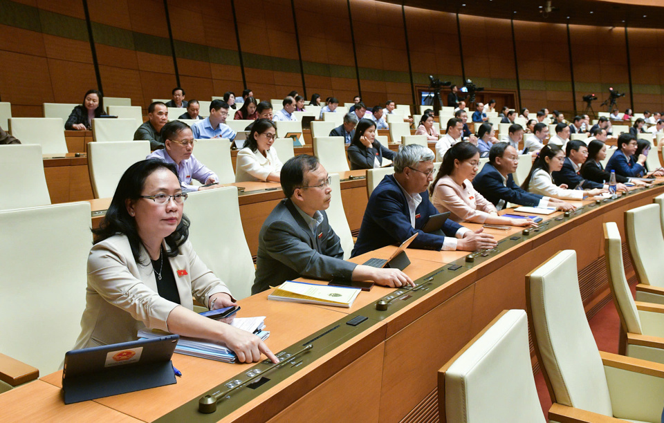 Diputados de la Asamblea Nacional aprueban la Ley del Impuesto al Valor Agregado - Foto: Quochoi.vn