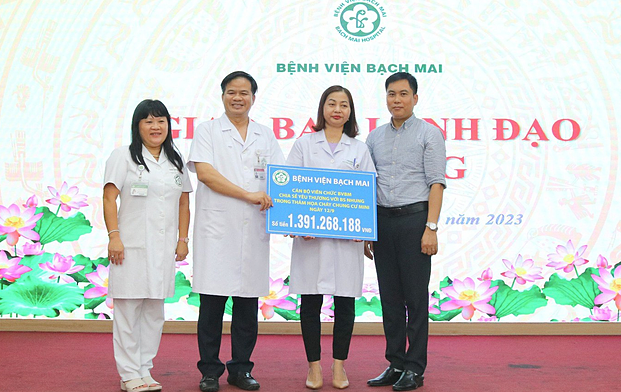 Doctor Nhung and his wife (right) received nearly 1.4 billion VND in support on October 13. Photo: Provided by the hospital