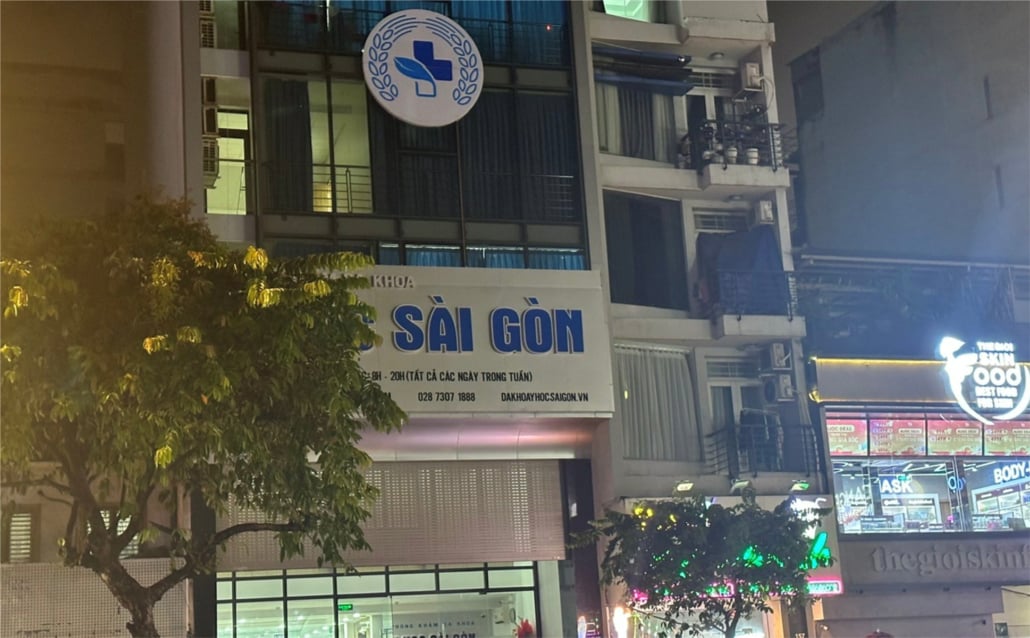 El Departamento de Salud de la ciudad de Ho Chi Minh rescató el caso de un paciente que estaba retenido en una clínica para tratar una nueva enfermedad. Foto 1