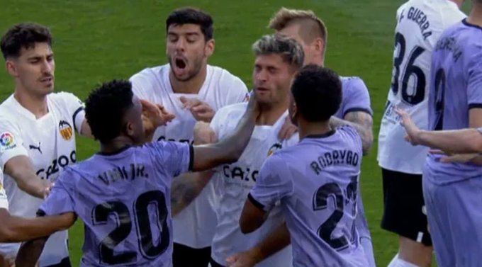 Vinicius a frappé Duro au visage lors d'une bagarre entre joueurs des deux équipes en prolongation. Photo : capture d'écran