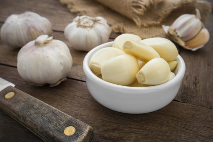 Allicin im Knoblauch hat eine antibakterielle Wirkung auf viele Arten von Bakterien, die Harnwegsinfektionen verursachen, darunter E. coli. Foto: Medical News Today