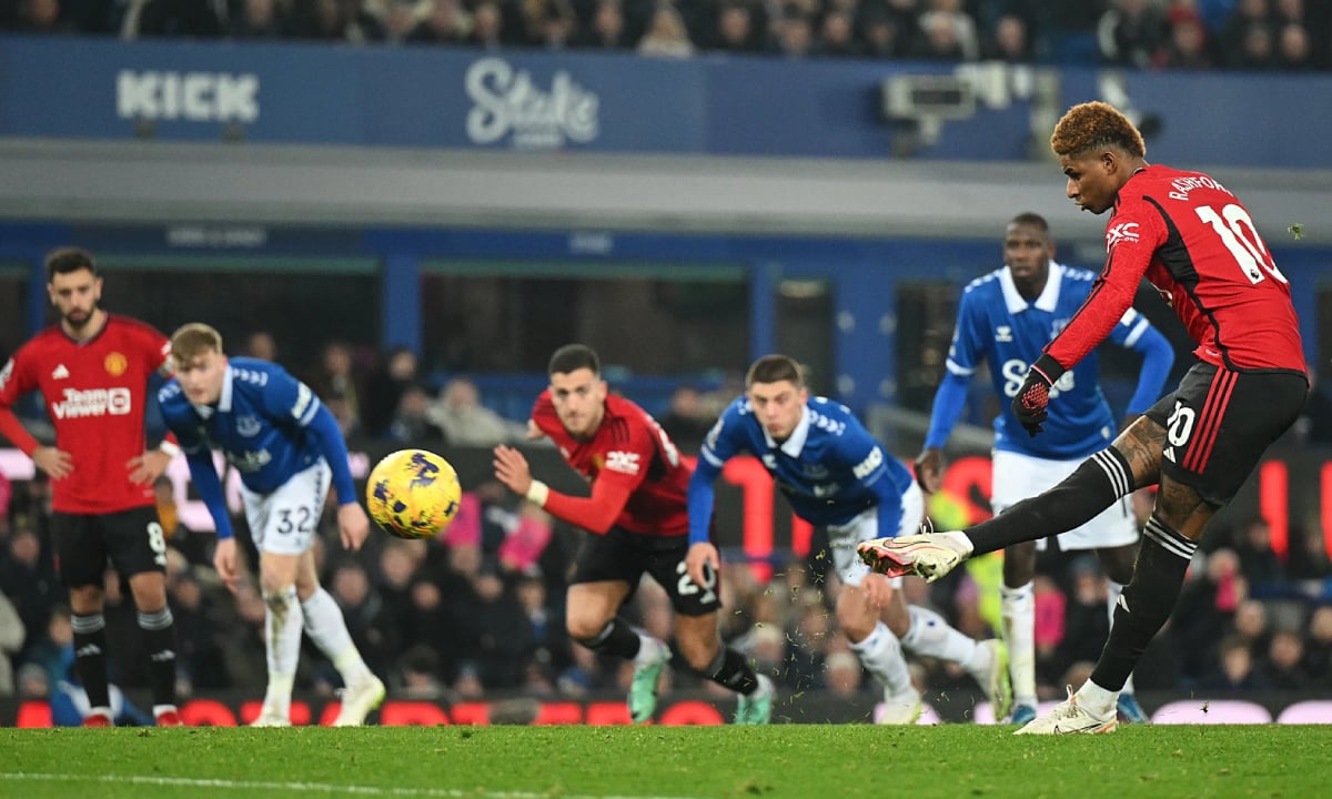 Warum ließ Fernandes Rashford den Elfmeter schießen?