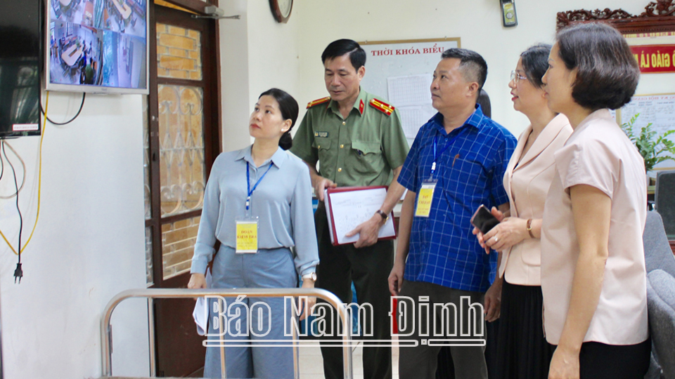 The interdisciplinary team inspected the surveillance camera system and exam cabinets at Nguyen Hue High School exam site (Nam Dinh City).