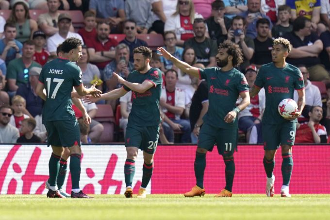 Jota (en el centro) celebra su gol en el partido Southampton-Liverpool 4-4 en la noche del 28 de mayo. Foto: AP