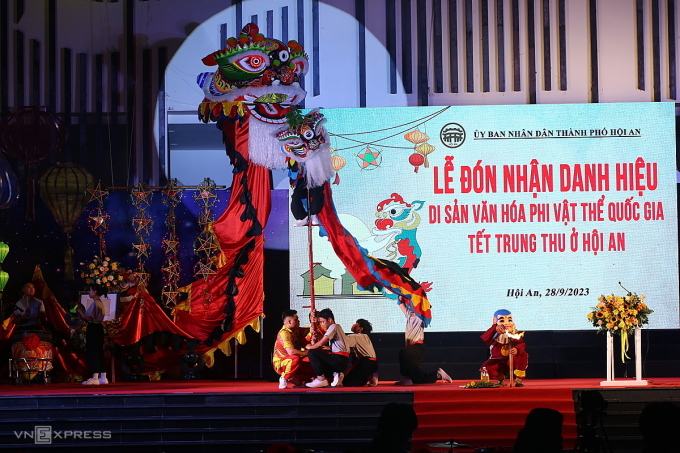 Biểu diễn múa Thiên cẩu tại lễ đón nhận danh hiệu di sản. Ảnh: Nguyễn Đông