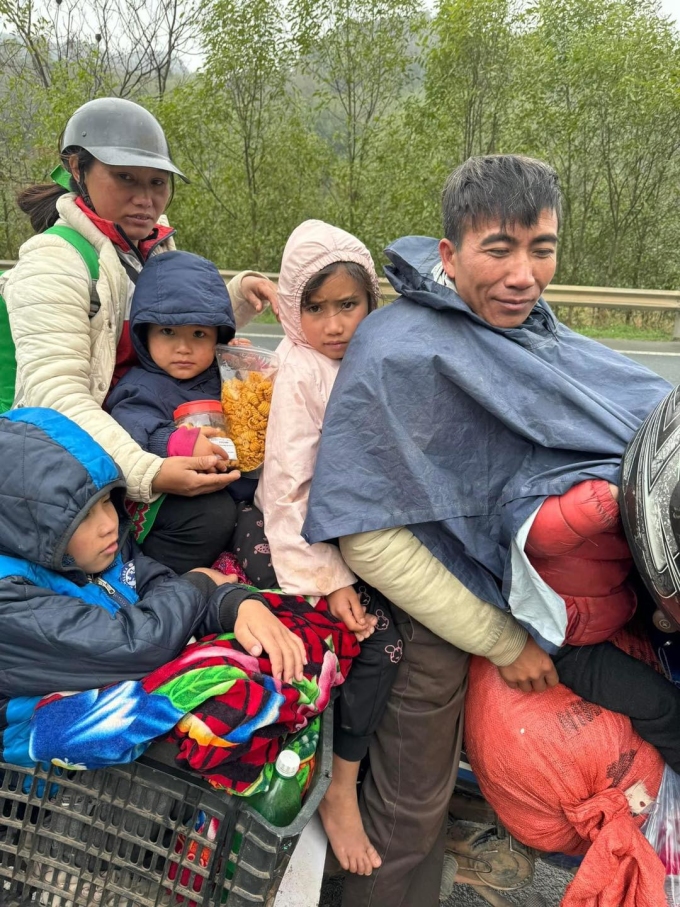 La imagen de un hombre mong con su esposa y sus cinco hijos sentados alrededor de un coche se compartió en redes sociales mientras pasaba por la provincia de Lang Son a finales de febrero. Foto: Vuong Xuan Le