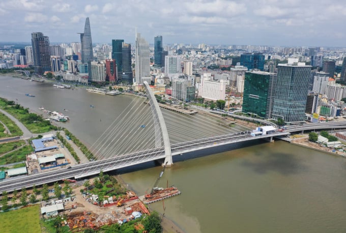 Le pont Ba Son vu d'en haut. Photo : Quynh Tran